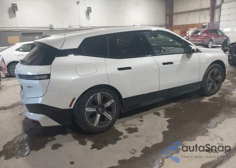 2025 BMW Ix xDrive50 z USA, uszkodzony, nr VIN WB523CF00SCT27830